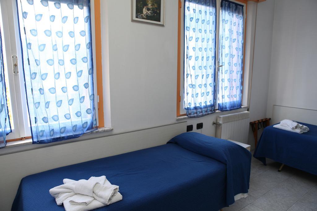 Hotel Saxon Римини Стая снимка