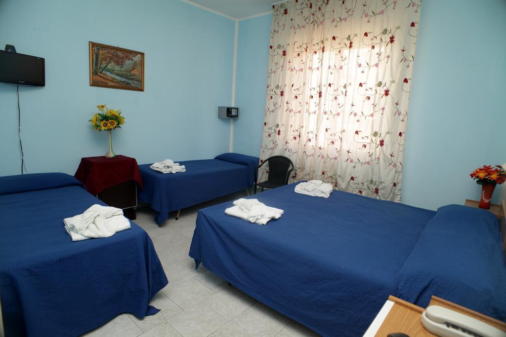 Hotel Saxon Римини Стая снимка