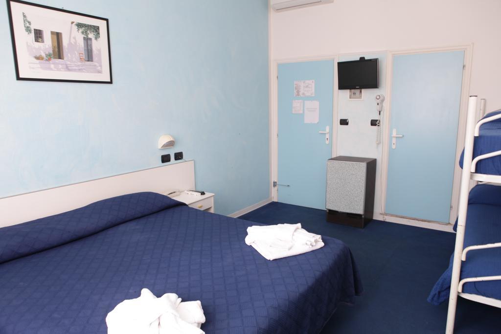 Hotel Saxon Римини Стая снимка