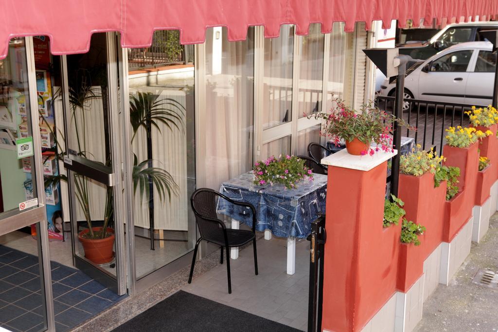 Hotel Saxon Римини Екстериор снимка