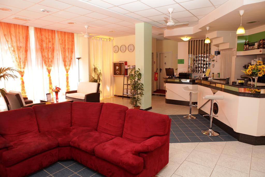 Hotel Saxon Римини Екстериор снимка