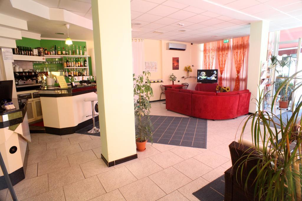 Hotel Saxon Римини Екстериор снимка