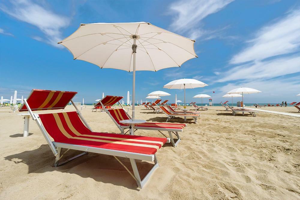 Hotel Saxon Римини Екстериор снимка