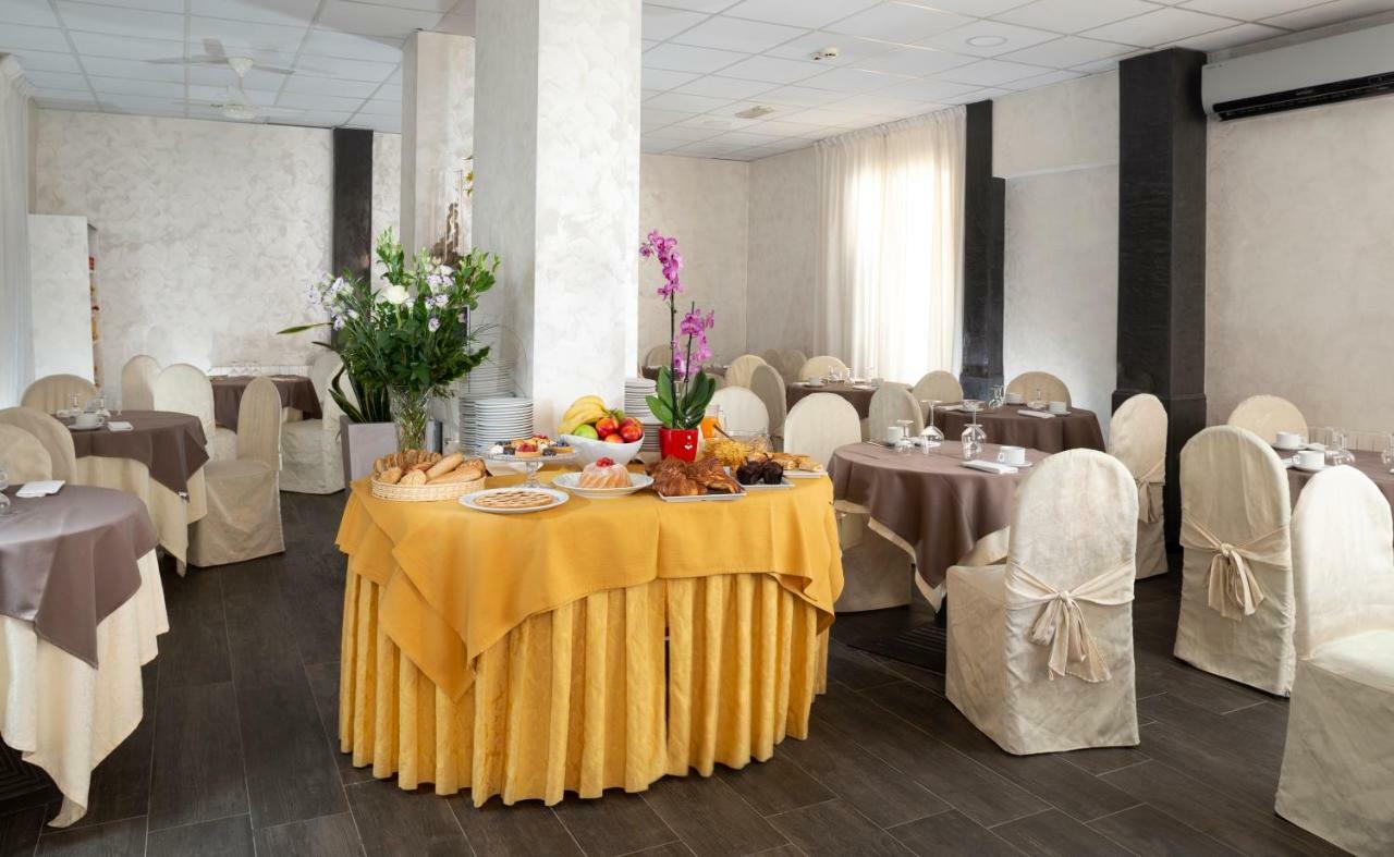 Hotel Saxon Римини Екстериор снимка